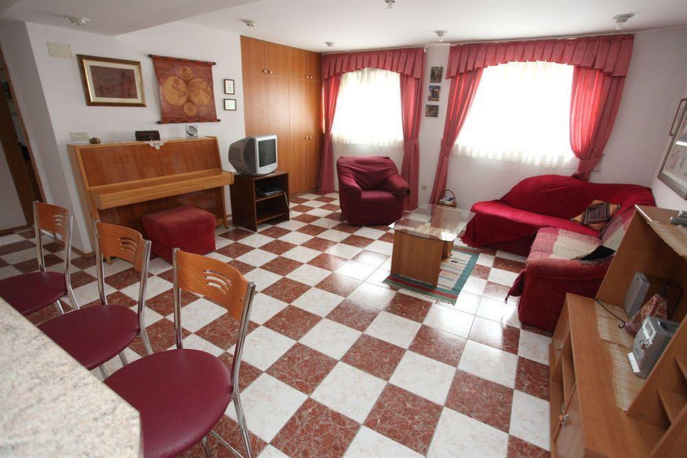 Split Apartments Peric 外观 照片