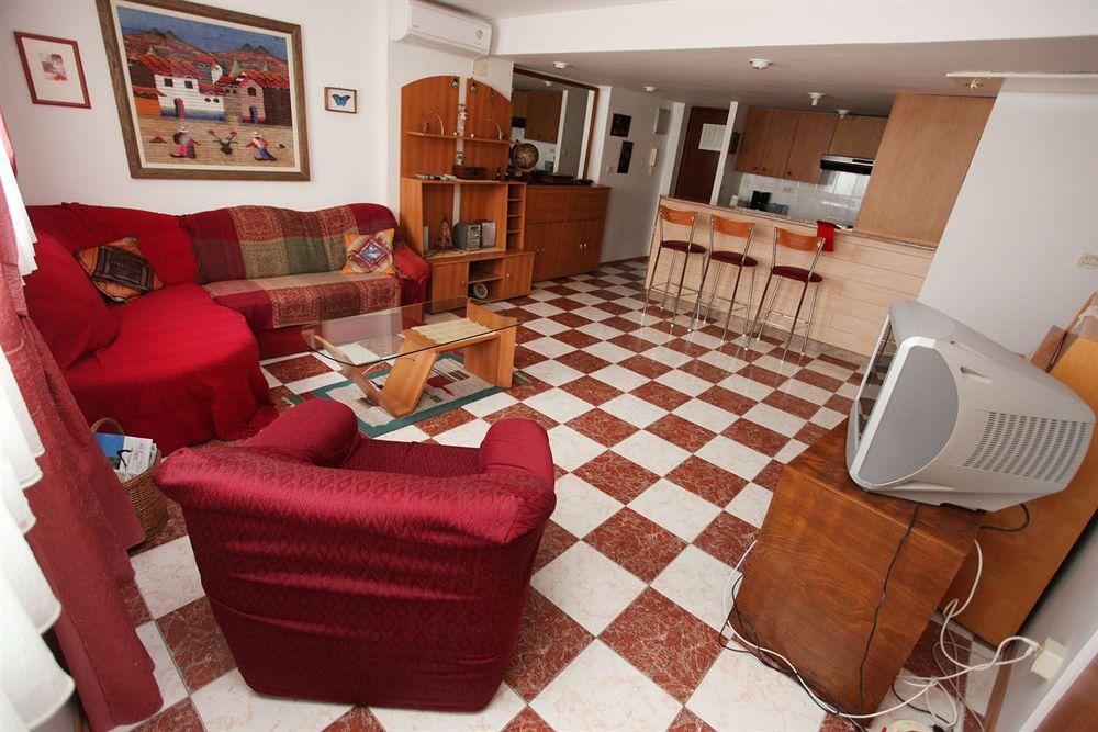 Split Apartments Peric 外观 照片