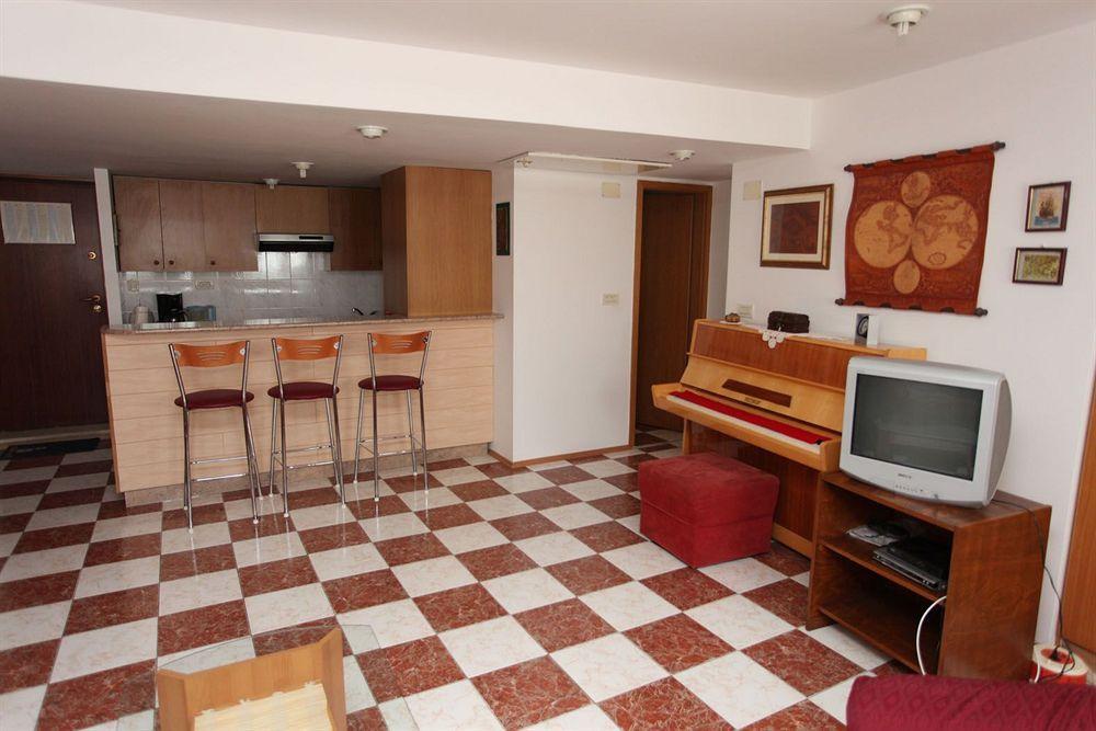 Split Apartments Peric 外观 照片