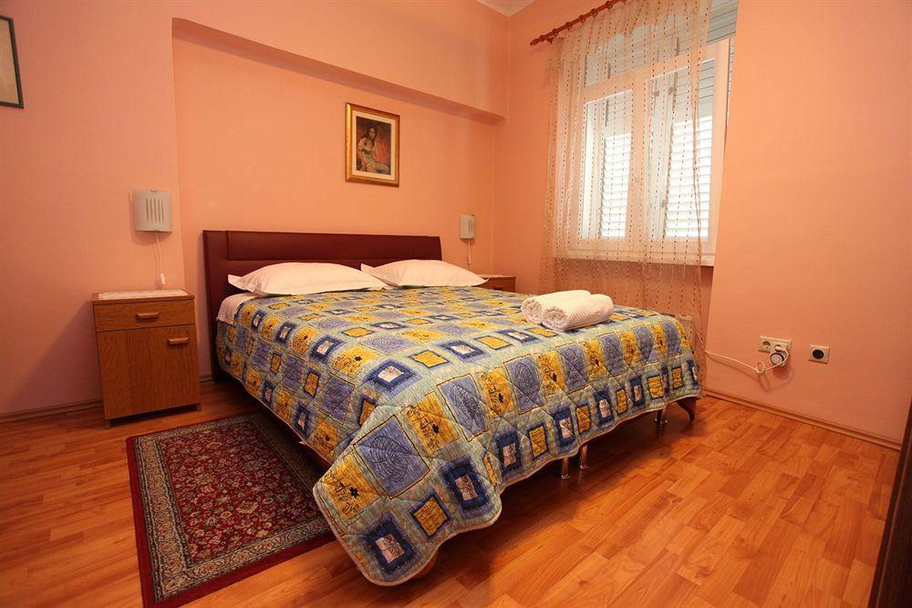 Split Apartments Peric 外观 照片