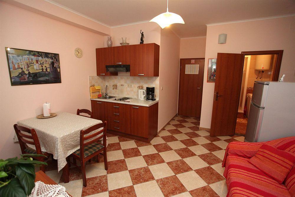 Split Apartments Peric 外观 照片