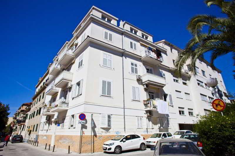 Split Apartments Peric 外观 照片