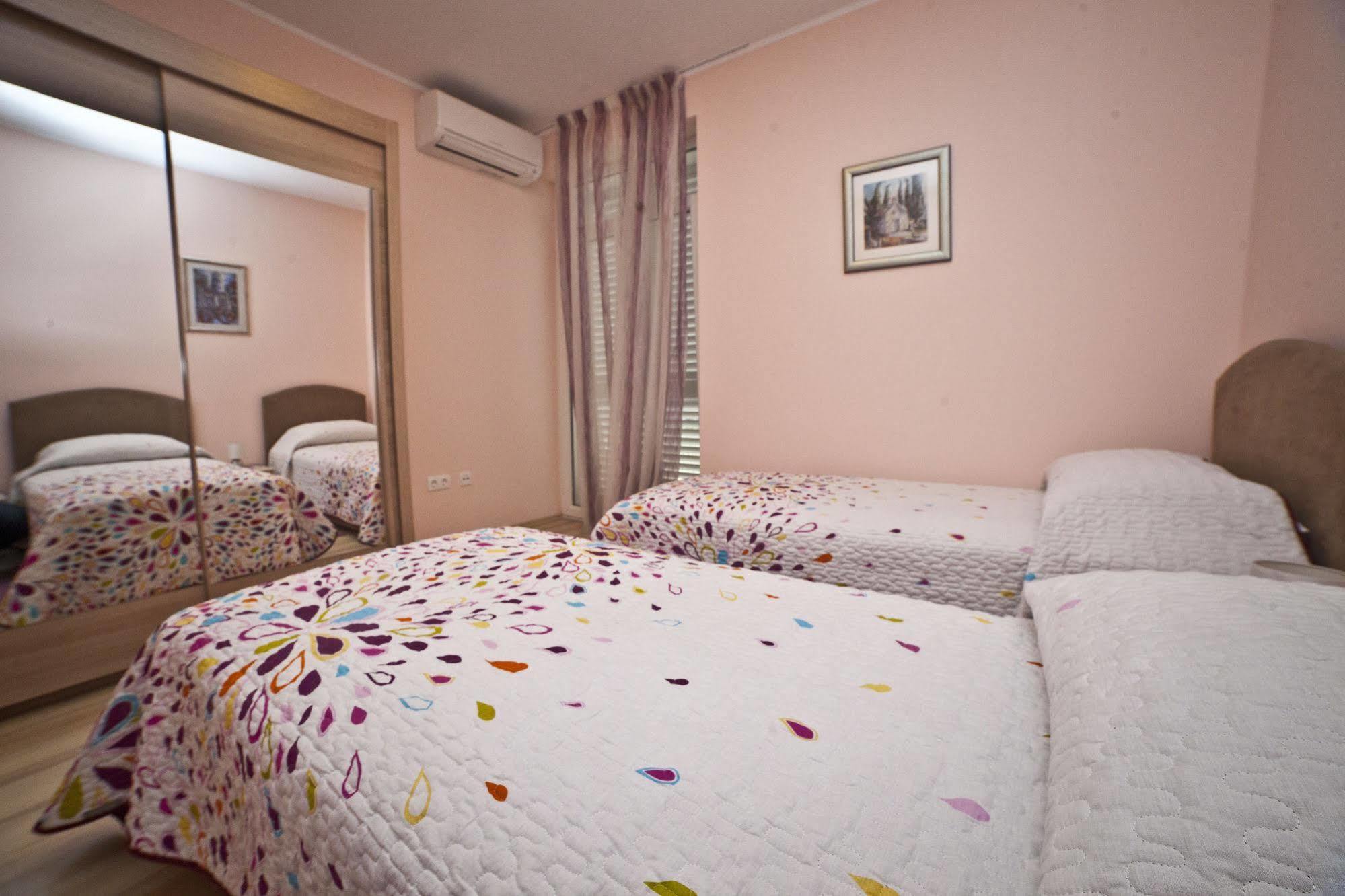 Split Apartments Peric 外观 照片
