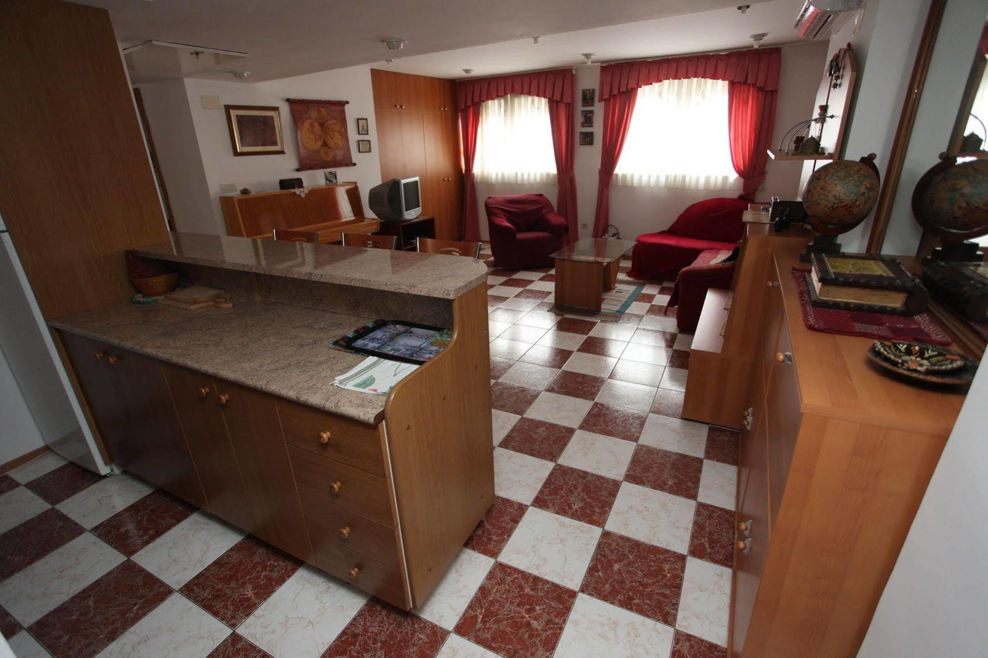 Split Apartments Peric 外观 照片